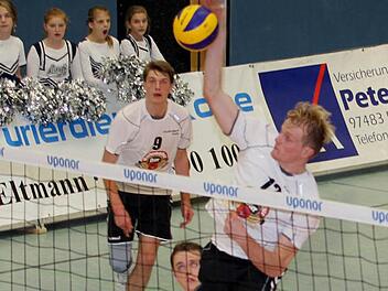 Leopold Schwind (am Netz) und seine Eltmanner Mannschaftskameraden landeten einen überzeugenden Sieg beim ASV Neumarkt.