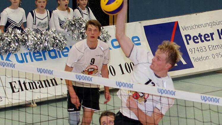 Leopold Schwind (am Netz) und seine Eltmanner Mannschaftskameraden landeten einen überzeugenden Sieg beim ASV Neumarkt.