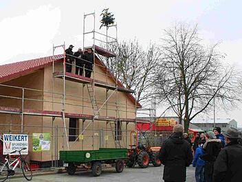 Wer gemeinsam schafft, darf auch gemeinsam feiern.  Foto: Evi Seeger