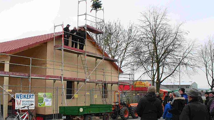 Wer gemeinsam schafft, darf auch gemeinsam feiern.  Foto: Evi Seeger