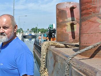 Schiffsführer Jan Macak liegt mit seinem Schubverband an der Schleuse Limbach. Mehr als vier Tage Verspätung hat er, rechnete er aus.