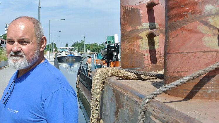 Schiffsführer Jan Macak liegt mit seinem Schubverband an der Schleuse Limbach. Mehr als vier Tage Verspätung hat er, rechnete er aus.