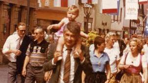 Auf dem Weg zum Bierfest 1982: Wolfgang Protzner mit Patenkind Johanna von Schledorn sowie (rechts daneben) die beiden damaligen CSU-Stadträtinnen Renate Wiesel und Elisabeth von Schledorn (rechts) und SPD-Stadtrat Robert Hartmann (links).