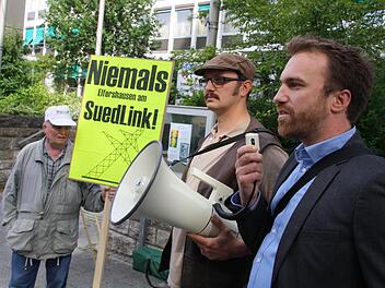 Thomas Wagner (rechts) hat keinen einfachen Job: Als Referent für Bürgerbeteiligung muss er sich auch den Demonstranten stellen und versuchen, den Bürgerprotest so zu bündeln, dass er in produktiven Vorschlägen mündet.