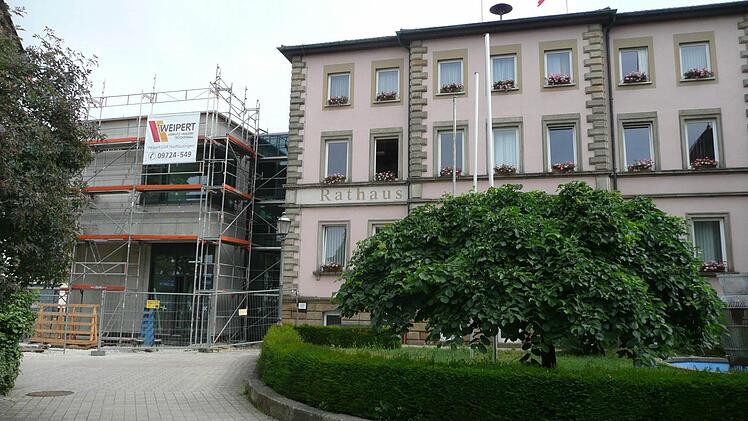 Der Rathausanbau in Michelau von der Kirche aus gesehen. In diesem Bereich ist eine parkähnliche Gestaltung vorgesehen.