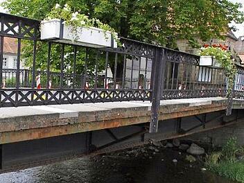 Die Unterkante der Spitalbrücke könnte bei einem Hochwasser zu Problemen führen. Mittelfristig muss auf alle Fälle die stadteinwärts rechte Gehfläche in Ordnung gebracht werden. Dazu könnte eine Metallschiene wie auf dem linken Gehweg genutzt werden. Fotos: Marco Meißner