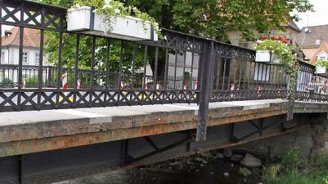 Die Unterkante der Spitalbrücke könnte bei einem Hochwasser zu Problemen führen. Mittelfristig muss auf alle Fälle die stadteinwärts rechte Gehfläche in Ordnung gebracht werden. Dazu könnte eine Metallschiene wie auf dem linken Gehweg genutzt werden. Fotos: Marco Meißner