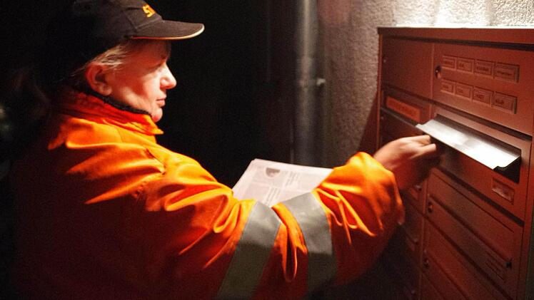 Margit Förster sorgt dafür, dass unsere Leser zum Frühstück ihre Zeitung auf dem Tisch haben. Foto: Marco Meißner