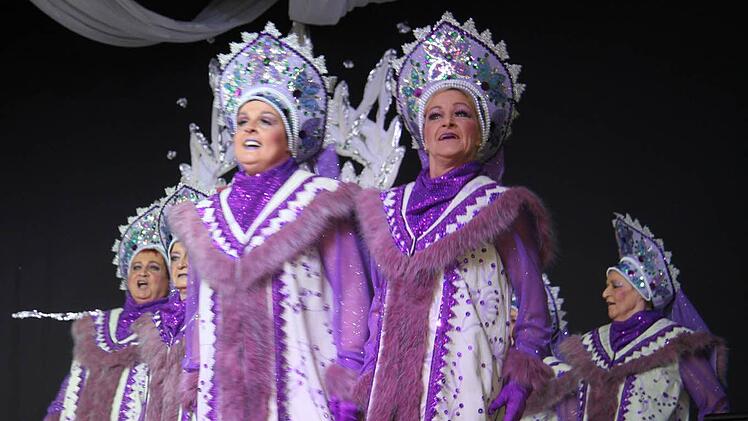 Das Weiberballett schon in diesem Jahr mit ihren aufwändigen Glitzer-Verkleidungen mit russischem Touch den Vogel ab. Foto: Sonja Adam