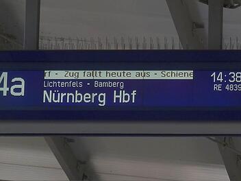 Ein Bild, auf das sich die Bahnreisenden ab 11. Januar 2016 einstellen müssen: Dann sperrt die Bahn die Strecke zwischen Bad Staffelstein und Hallstadt. Züge fahren dann nur noch bis Lichtenfels. Von dort geht es mit Bussen nach Bamberg weiter. Foto: CT-Archiv