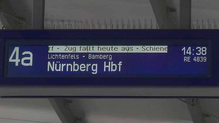 Ein Bild, auf das sich die Bahnreisenden ab 11. Januar 2016 einstellen müssen: Dann sperrt die Bahn die Strecke zwischen Bad Staffelstein und Hallstadt. Züge fahren dann nur noch bis Lichtenfels. Von dort geht es mit Bussen nach Bamberg weiter. Foto: CT-Archiv