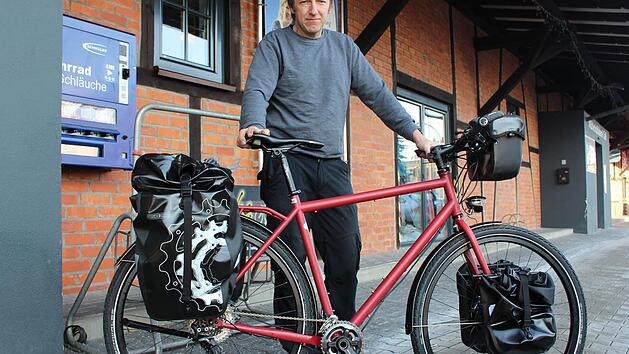 Das Rad f&uuml;r die Tour hat Klaus R&uuml;bensaal selbst zusammen gebaut.  Foto: Lisa Kieslinger