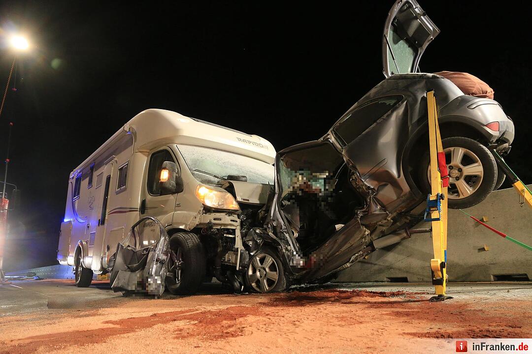 Wohnwagen kollidiert auf Autobahn frontal mit Corsa - Baustelle war ohne Abgrenzung - Ein Toter, zwei Verletzte