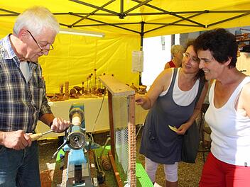 Mal schauen, was daraus wird, scheinen sich diese Höchstadterinnen zu fragen. Beim Drechseln kann man ja auch nicht alle Tage zuschauen.