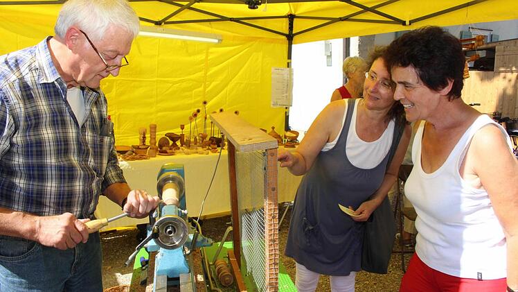 Mal schauen, was daraus wird, scheinen sich diese Höchstadterinnen zu fragen. Beim Drechseln kann man ja auch nicht alle Tage zuschauen.