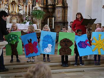 So stellen sich diese Pretzfelder Kinder eine intakte blühende Erde vor. Auf den von ihnen gestalteten Plakaten tummeln sich zum Beispiel Schmetterlinge und Fische.Foto: Franz Galster