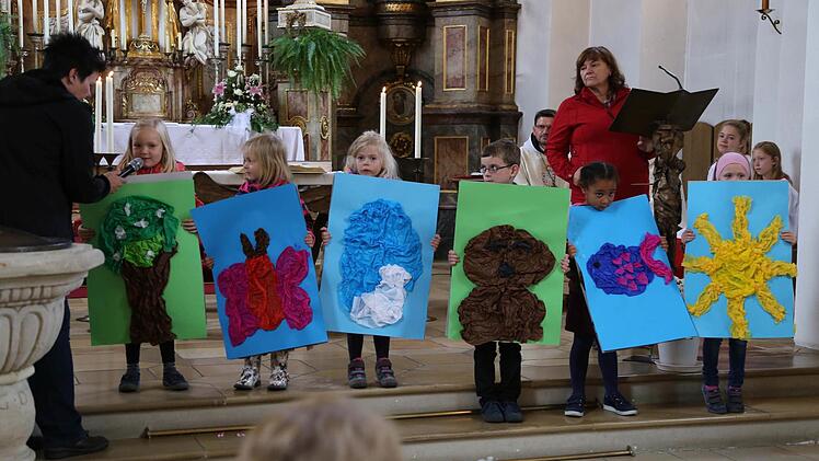 So stellen sich diese Pretzfelder Kinder eine intakte blühende Erde vor. Auf den von ihnen gestalteten Plakaten tummeln sich zum Beispiel Schmetterlinge und Fische.Foto: Franz Galster