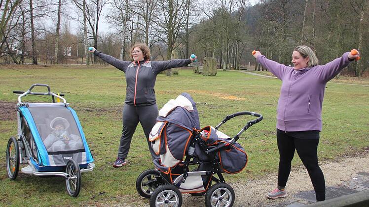 Nicole Schilling aus Mitwitz mit Tochter Karla (links) und Yvonne Staar mit ihrem Sohn Max kommen immer gerne zum Training. Foto: Lisa Kieslinger