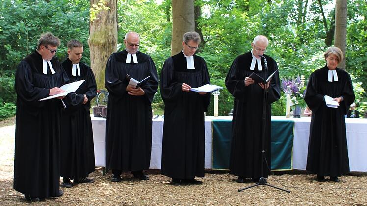 Die Pfarrer Fritz Schäfer, Höchstadt, Vikar Simon Meyer, Pommerfelden-Steppach, Eckhard Mattke, Hirschaid, Andreas Steinbauer, Pommersfelden-Steppach, Andreas Sauer, Lonnerstadt und Angelika Steinbauer, Pommersfelden-Steppach versammelten sich zur Feier auf der Lutherhöhe in Mühlhausen.  Foto: Evi Seeger