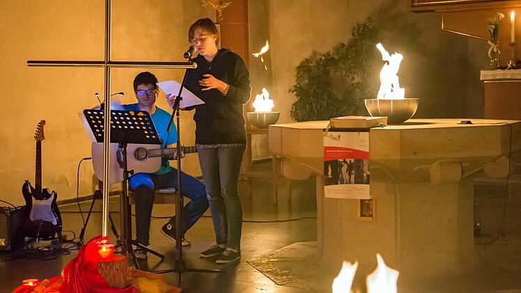 "Fire in the church - Feuer in der Kirche" lautete eine von drei Spielszenen der Land.Jugend.Kirche der KLJB Würzburg und der Regionalstelle für kirchliche Jugendarbeit im Dekanat Haßberge. Unser Bild zeigt (von links)Benjamin Gerschütz (Ottendorf/Erlangen) und Franziska Eck (Haßfurt), die das Lied "I see fire" von Ed Sheeran darboten.