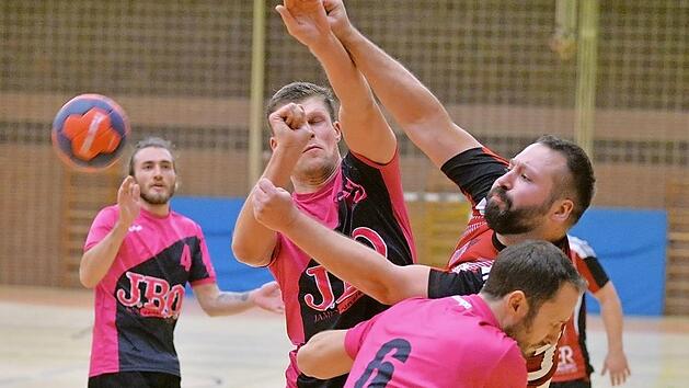 Konstantin Winter (Blick nach links) und der SV Buckenhofen legten bei der SG Erlangen/Baiersdorf nach dem Seitenwechsel einen Zahn zu und gewannen deutlich.  Foto: Picturedreams