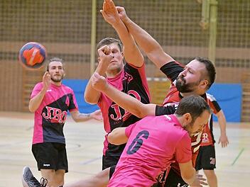 Konstantin Winter (Blick nach links) und der SV Buckenhofen legten bei der SG Erlangen/Baiersdorf nach dem Seitenwechsel einen Zahn zu und gewannen deutlich.  Foto: Picturedreams