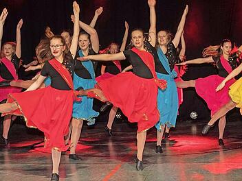 In der Mainfeldhalle wird bei der Galashow "Tanz und Licht" ein farbenfrohes Programm geboten. Foto: Klaus Gagel
