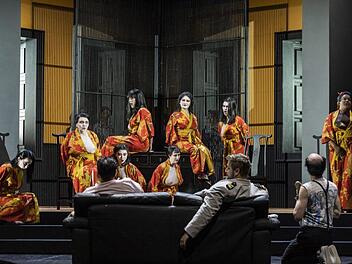 Hingefläzt aufs Sofa begutachten Konsul Sharpless (links  Sangmin Lee), B. F. Pinkerton (Tadeusz Szlenkier) und Goro (Hans Kittelmann) die Geishas Ludwig Olah