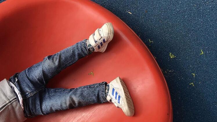 Mit mehreren Faustschlägen wurde ein Junge (14) auf einem Kinderspielplatz niedergeschlagen. Danach raubten ihn die drei Täter aus. Symbolfoto: severyanka/Pixabay.com