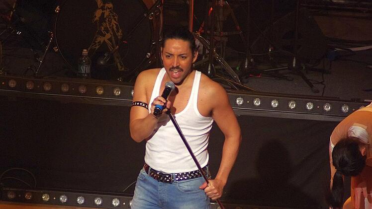 Francisco del Solar mimte Freddy Mercury: Gesten und  Kleidung waren wie einst bei dem Frontmann der Gruppe Queen.
