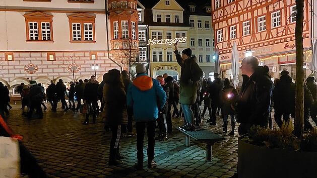 Mancher Teilnehmer war von der Atmosphäre so ergriffen, dass er bei "Heal the World" von Michael Jackson die Sitzbank kaperte.