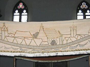 Der Tragehimmel wurde nach Entwürfen von Kaplan Karl Gebert 1936 angefertigt.