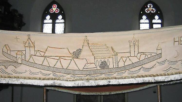 Der Tragehimmel wurde nach Entwürfen von Kaplan Karl Gebert 1936 angefertigt.