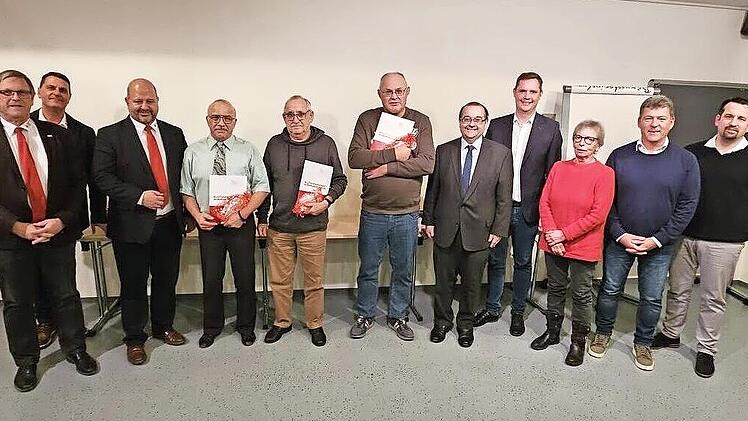 Karl Deusel, Andreas Kaiser und Harald Marsing (Bildmitte) wurden f&uuml;r 200 Blutspenden vom BRK ausgezeichnet.