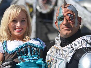 Sina Döbler wird von Roboter Tim getragen. Foto: Nikolas Pelke