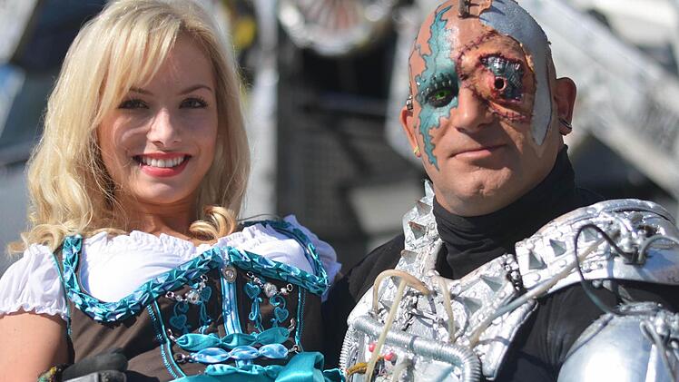 Sina Döbler wird von Roboter Tim getragen. Foto: Nikolas Pelke