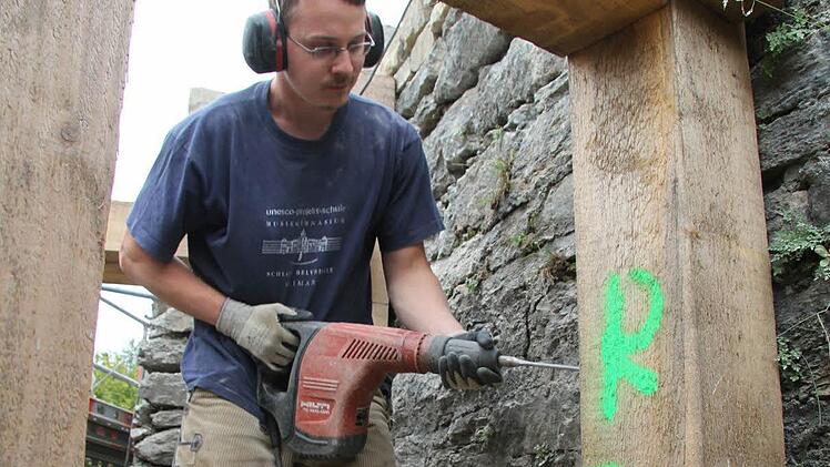 Peter Radzanowski hat sich eine Sisyphusaufgabe gesucht: Er stemmt die Fugenmasse heraus.