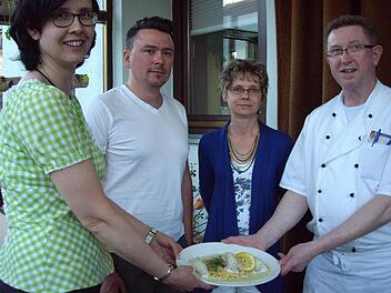 Die Rouladenprinzessin konnte leider nicht zur Krönung kommen. Dafür standen bereit (von links): Melanie Kühn, Armin Schafhauser, Manuela Fischer und Michael Hertel.  Foto: Doris Weidner