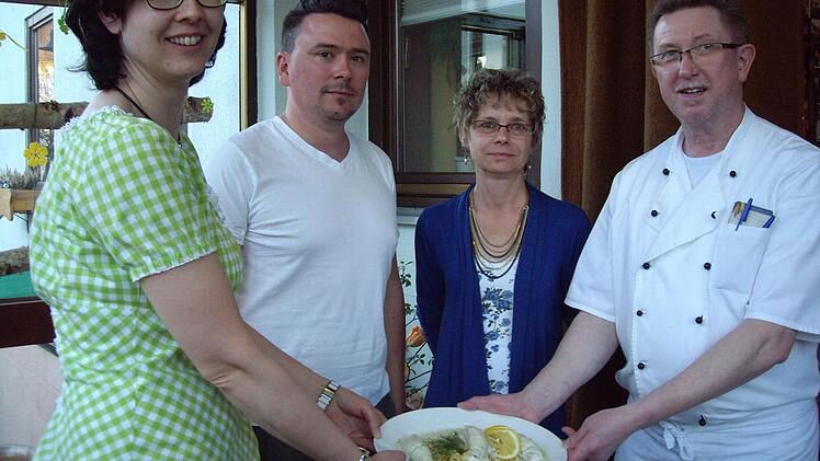 Die Rouladenprinzessin konnte leider nicht zur Krönung kommen. Dafür standen bereit (von links): Melanie Kühn, Armin Schafhauser, Manuela Fischer und Michael Hertel.  Foto: Doris Weidner