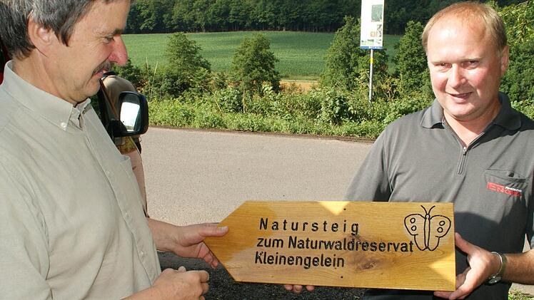 Forstbetriebsleiter Ulrich Mergner (links) und Dietmar Herold sind stolz von der Arbeit, die ihre Mitarbeiter am neuen Naturlehrpfad geleistet haben.