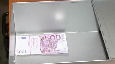 Ein kleiner Packen Papier, der das Schließfach längst nicht ausfüllt, aber wertvoll ist: 10 000 Euro. Solche Bündel passen viele rein.Foto: Ralf Kestel