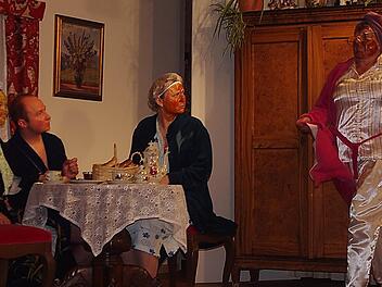 Albert Storch (Daniel Eidelloth, Zweiter von links) hat alle Mühe, sich der Annäherungsversuche seiner Vermieterinnen Lioba (Linda Haase, links), Miriam (Bianca Schönmüller, zweite von rechts) sowie Isolde (Veronika Appel, rechts) zu entziehen. Foto: Heike Schülein
