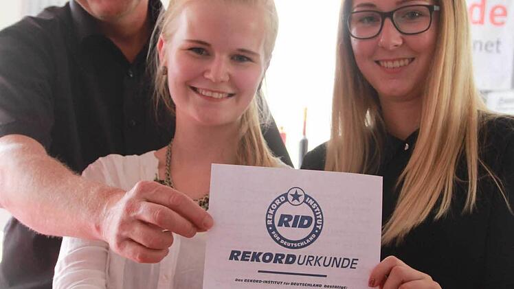 "Heeeey Macarena!": Genau 2282 kleine und große Tänzer haben am Sonntag auf der Medienwiese alles gegeben für den Weltrekord im Macarena tanzen. Geschafft! Gestern haben Thomas Neuber, Luisa Kämmerer und Julia Kolb die Weltrekord-Urkunde druckfrisch entgegen genommen. Foto: Carmen Schmitt