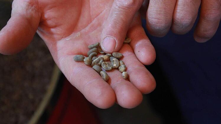 Rainer Bühner ist der wohl einzige Kaffee-Röster in der Rhön. Am "Tag des Kaffees" erklärt er, wie guter Kaffee schmecken muss. Foto: Carmen Schmitt