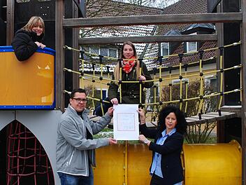 Christine Völker, Thomas Apfel, Saskia Neugebauer und Marion Weinrich (von links) präsentieren den Entwurf der Broschüre "Schau mer mal". Christoph Wiedemann