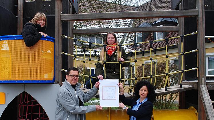 Christine Völker, Thomas Apfel, Saskia Neugebauer und Marion Weinrich (von links) präsentieren den Entwurf der Broschüre "Schau mer mal". Christoph Wiedemann
