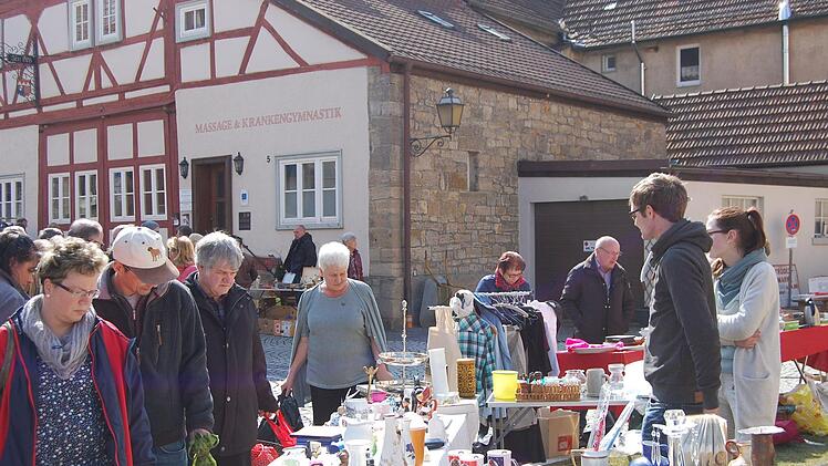Ab Mittag drängten sich die Besucher auf dem Münnerstädter Ostermarkt. Foto: Sigismund von Dobschütz