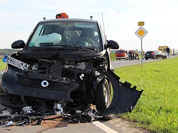 Das Auto des 70-jährigen Unfallverursachers ist Totalschaden (vorne). Im Hintergrund steht das zweite Auto, das an dem Unfall am Dienstagnachmittag beteiligt war. Foto: Franziska Rieger