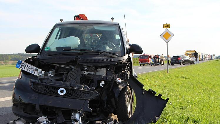 Das Auto des 70-jährigen Unfallverursachers ist Totalschaden (vorne). Im Hintergrund steht das zweite Auto, das an dem Unfall am Dienstagnachmittag beteiligt war. Foto: Franziska Rieger