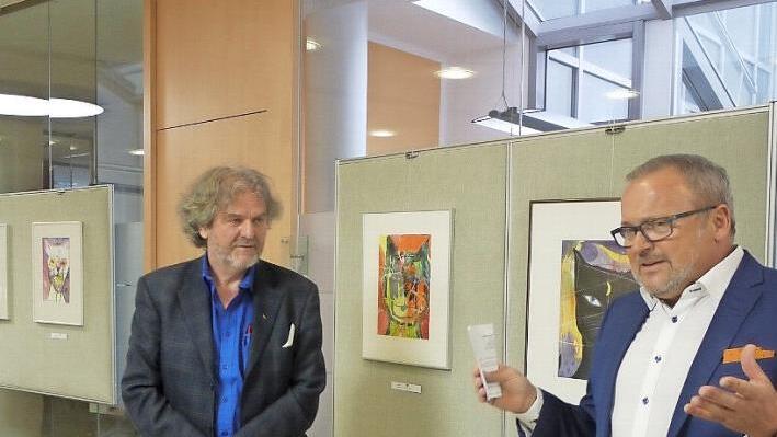 Heinrich Kredel von der Volksbank Forchheim bei der Er&ouml;ffnung der Ausstellung "Minz und Maunz" von Klemens Wuttke (links) in der Schalterhalle.  Foto: mw